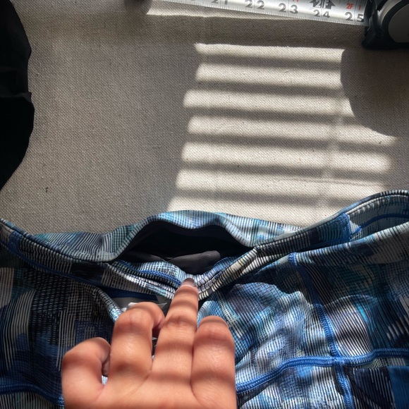 Lululemon Athletica Blue and Black Patterned Leggings - Picture 6 of 6